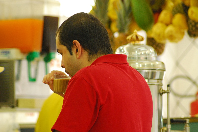 Laura i Astronom_super-3.JPG - I brazylijska kawa. W szklaneczce i przesłodzona do granic możliwości. Koniec i bomba, kto się fali na Copacabanie nie dał złoić ten trąba. (Zdjęcie: Laura i Astronom)